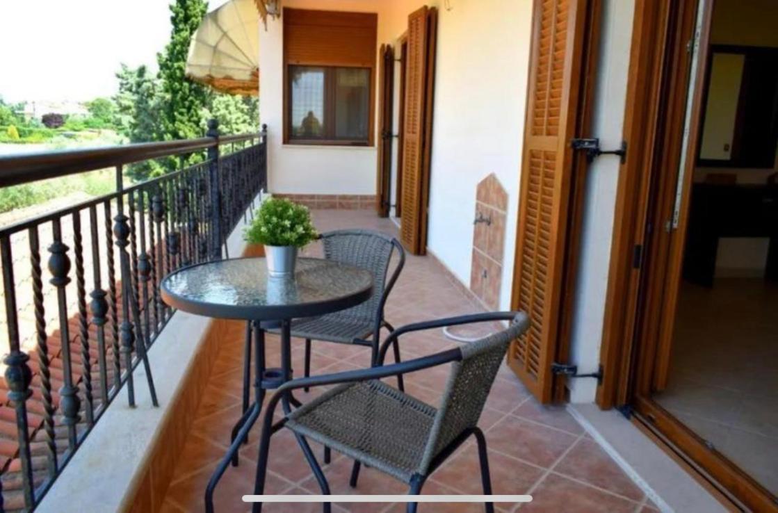 Luxury Appartment, Only 7 Minutes From Thessaloniki Airport And 15 Minutes From City Center ,For 8-23 People Also For Gatherings And Parties Neon Rysion Exteriör bild